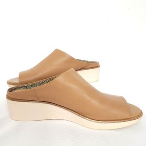 Ellen DeGeneres syenna wedge, open toe size 8 color Tan